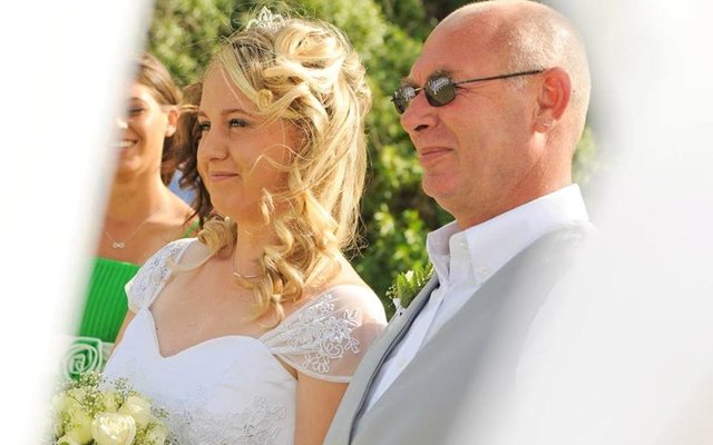 Cassie Carstens en Chantelle Buys-Carstens van Overstrand Medical Response, wat onlangs getroud is en nou ‘n baba op die agtersitplek van ‘n motor moes vang  